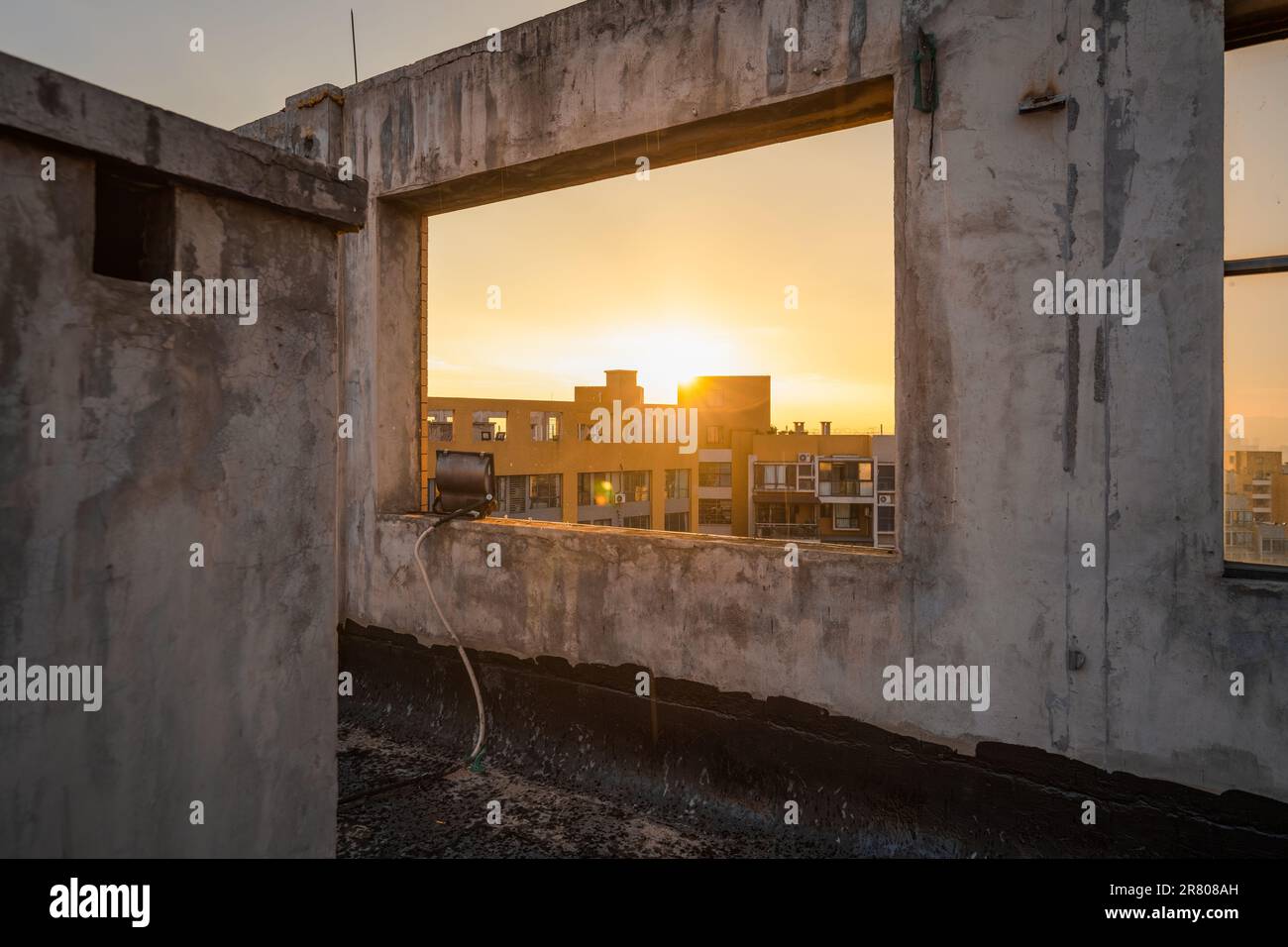 Camino sul tetto di un edificio residenziale. Foto Stock