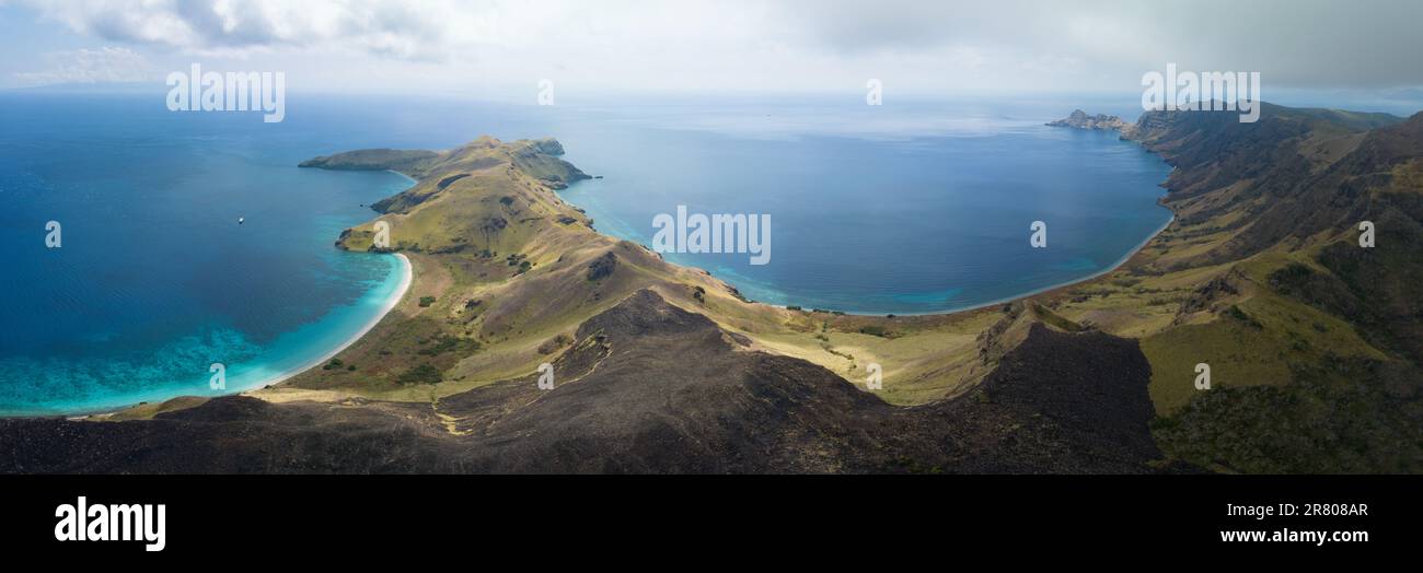 Le barriere coralline sane si trovano lungo l'isola vulcanica di Gili Banta, vicino a Komodo, Indonesia. Questa regione è sede di una straordinaria biodiversità marina. Foto Stock