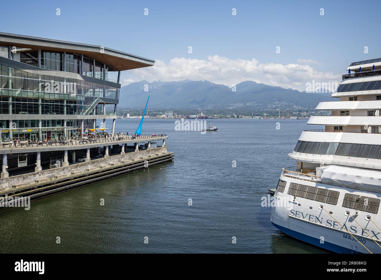 Waterfront a Canada Place con Centro Congressi e nave da crociera a Vancouver, British Columbia, Canada il 1 giugno 2023 Foto Stock