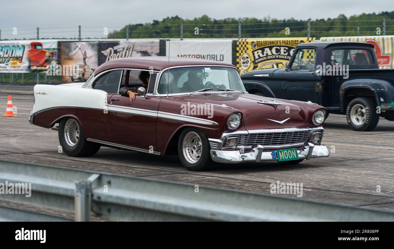 FINOWFURT, GERMANIA - 06 MAGGIO 2023: L'auto full-size Chevrolet Bel Air sul miglio gara. Festival di gara 2023. Apertura stagionale. Foto Stock