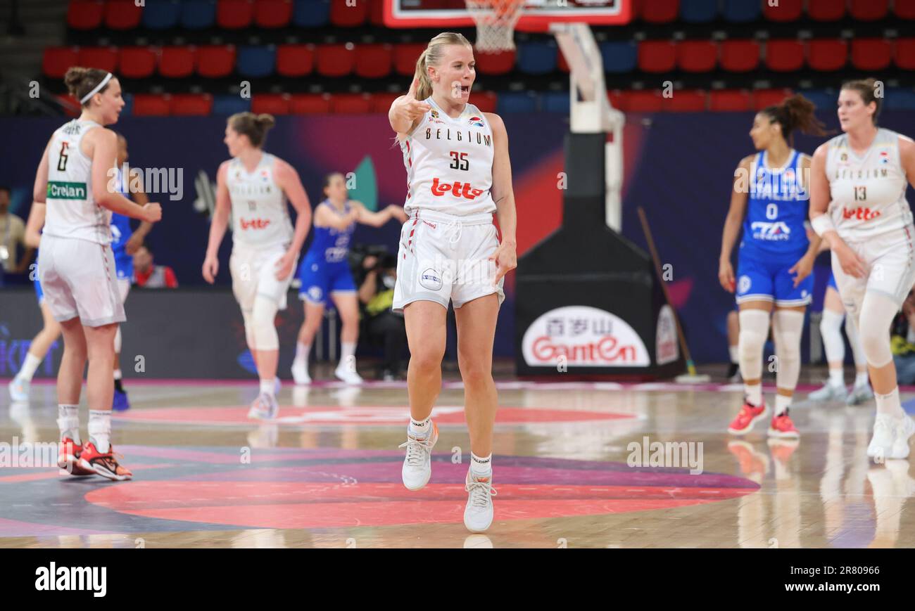 Tel Aviv, Israele. 18th giugno, 2023. Julie Vanloo, in Belgio, festeggia dopo aver segnato una partita di basket tra la nazionale belga "The Belgian Cats" e l'Italia a Tel Aviv, Israele, domenica 18 giugno 2023, Il terzo gioco nella fase di gruppo dei campionati europei FIBA Women EuroBasket 2023 in Israele e Slovenia. BELGA PHOTO VIRGINIE LEFOUR Credit: Agenzia Notizie Belga/Alamy Live News Foto Stock