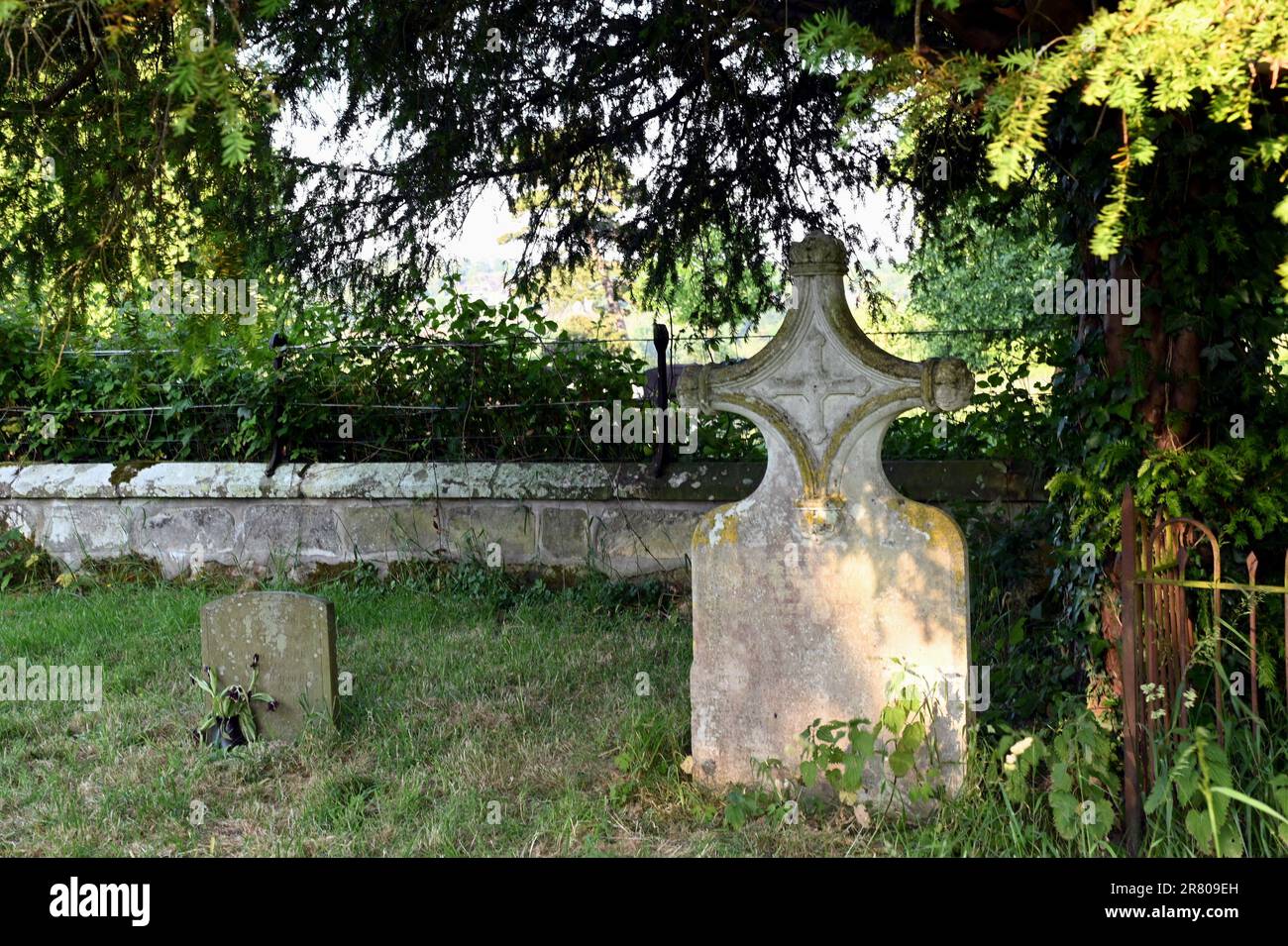 Lapide che segna la tomba di Christopher Wordsworth, fratello minore di William, nel cimitero di Buxted, nel Sussex, dove Christopher era rettore. Foto Stock
