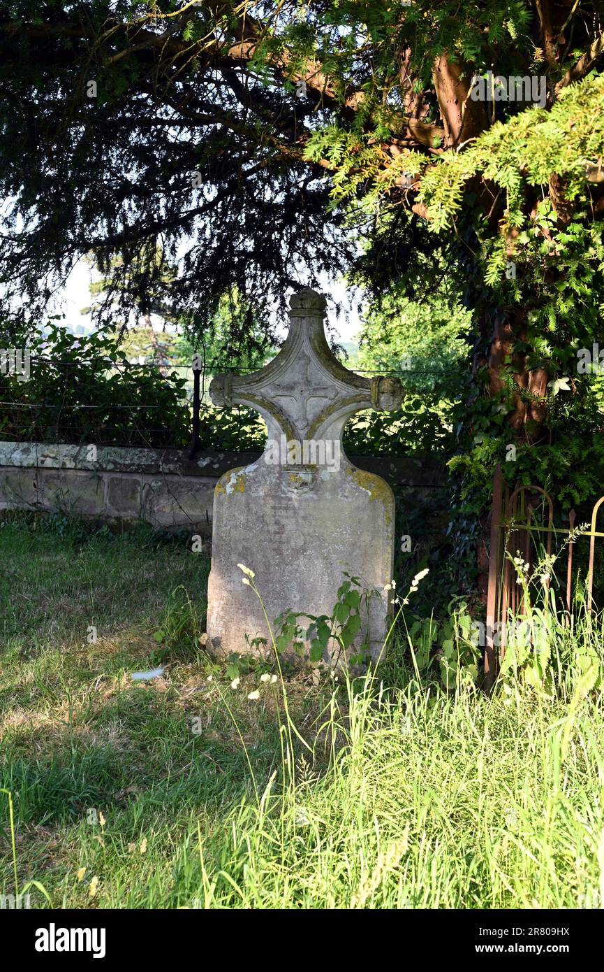 Lapide che segna la tomba di Christopher Wordsworth, fratello minore di William, nel cimitero di Buxted, nel Sussex, dove Christopher era rettore. Foto Stock