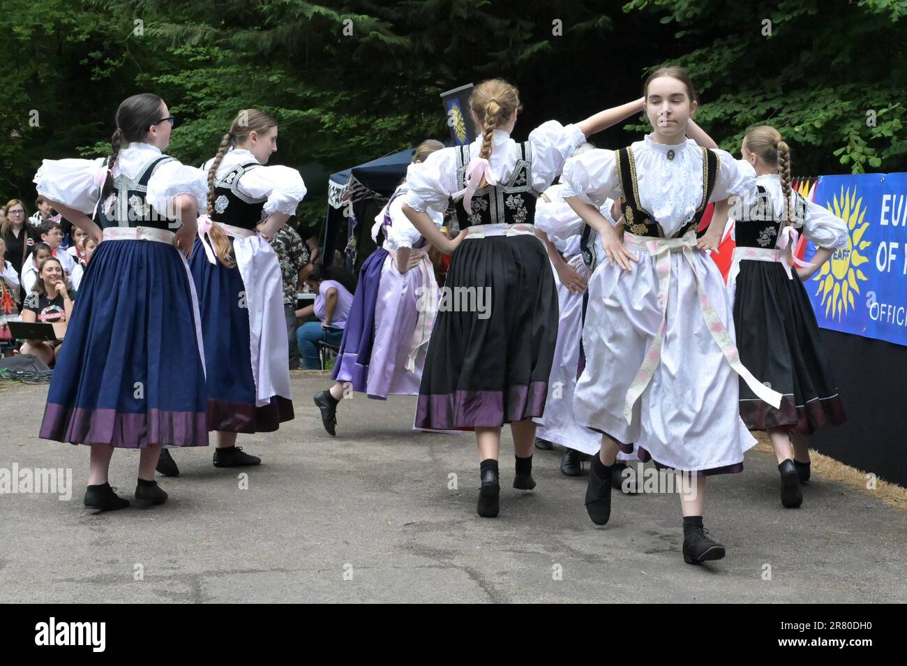 Crawley, West Sussex, UK-Giugno 18th 2023 : ballerine polacche di Paesi Folkloristici sul palco. Foto Stock