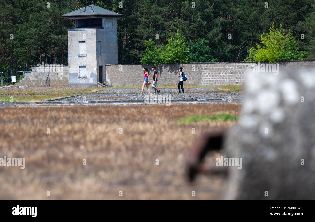 Oranienburg, Germania. 18th giugno, 2023. I visitatori camminano attraverso i terreni dell'ex campo di concentramento di Sachsenhausen. Nel giugno del 1938, gli agenti di polizia criminali hanno deportato più di 10.000 persone nei campi di concentramento, dove sono state segnate con un angolo nero. La campagna di arresto a livello nazionale è stata diretta contro persone che i socialisti nazionali hanno definito "asociali”. Tra di loro c'erano senzatetto, alcolisti e persone con un record criminale per, tra l'altro, l'elemosina. Credit: Monika Skolimowska/dpa/Alamy Live News Foto Stock