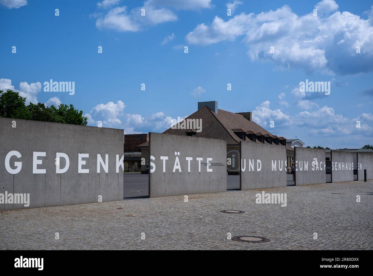 Oranienburg, Germania. 18th giugno, 2023. Vista dell'ingresso al Sachsenhausen Memorial and Museum sui terreni dell'ex campo di concentramento di Sachsenhausen. Nel giugno del 1938, gli agenti di polizia criminali hanno deportato più di 10.000 persone nei campi di concentramento, dove sono state segnate con un angolo nero. La campagna di arresto a livello nazionale è stata diretta contro persone che sono state etichettate 'asocial? Dai socialisti nazionali. Tra di loro c'erano senzatetto, alcolisti e persone con un record criminale per, tra l'altro, l'elemosina. Credit: Monika Skolimowska/dpa/Alamy Live News Foto Stock