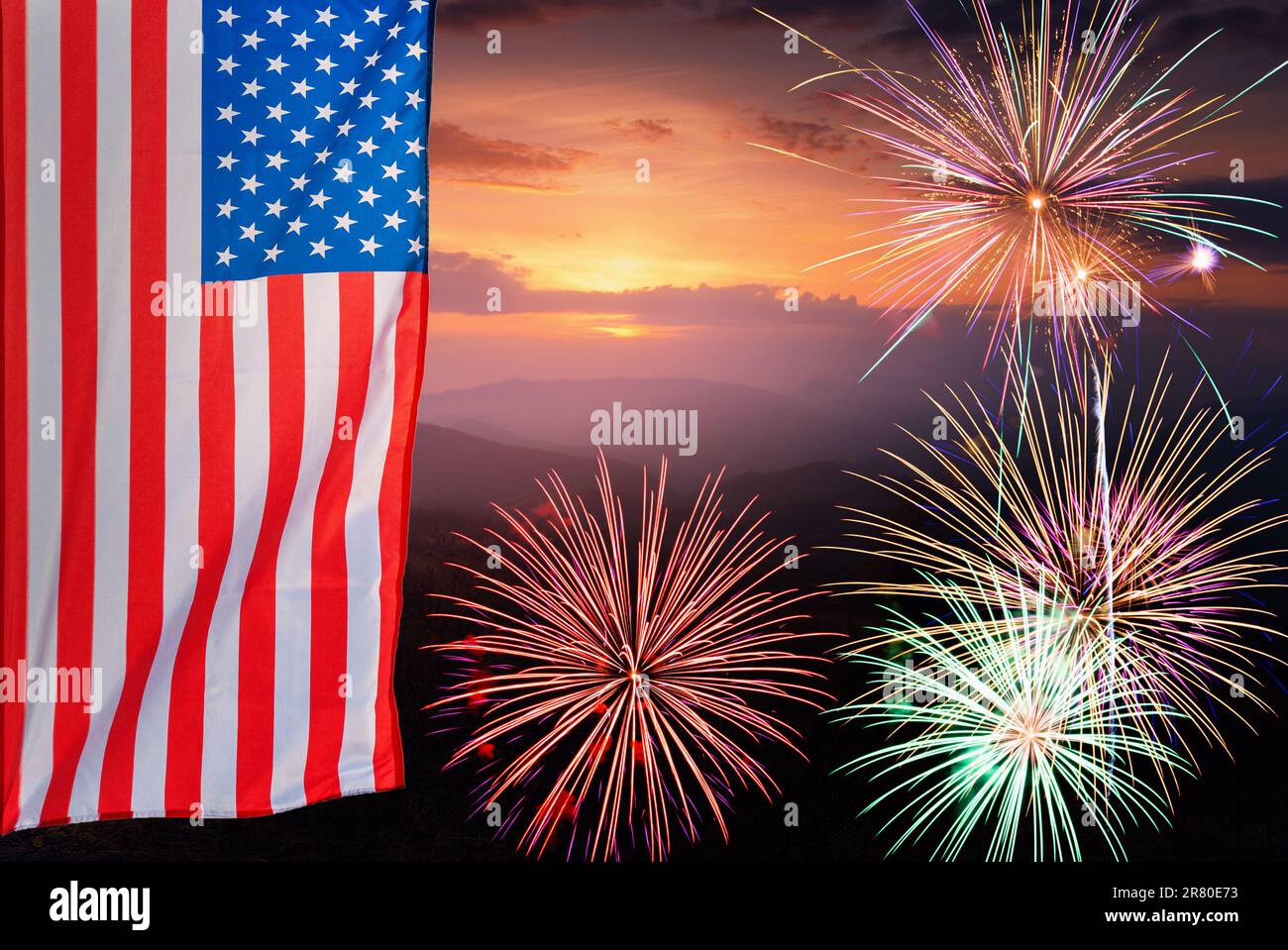 Bandiera degli Stati Uniti su sfondo fuochi d'artificio. 4th luglio Independence Day, Patriotic Holiday, Celebration Concept. Foto Stock