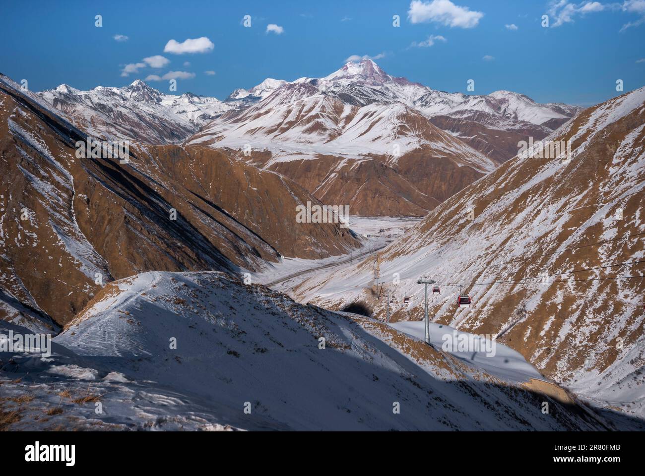 Kobi è un villaggio di Stepantsminda, mentre Gudauri è una stazione sciistica situata sull'altopiano rivolto a sud della catena montuosa Del Caucaso Maggiore Foto Stock