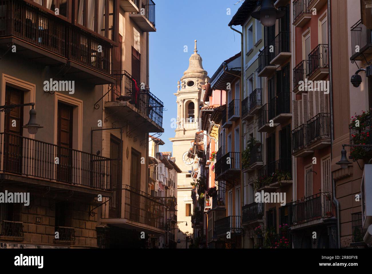 Vista della cattedrale di Pamplona vista da via Curia, Spagna Foto Stock