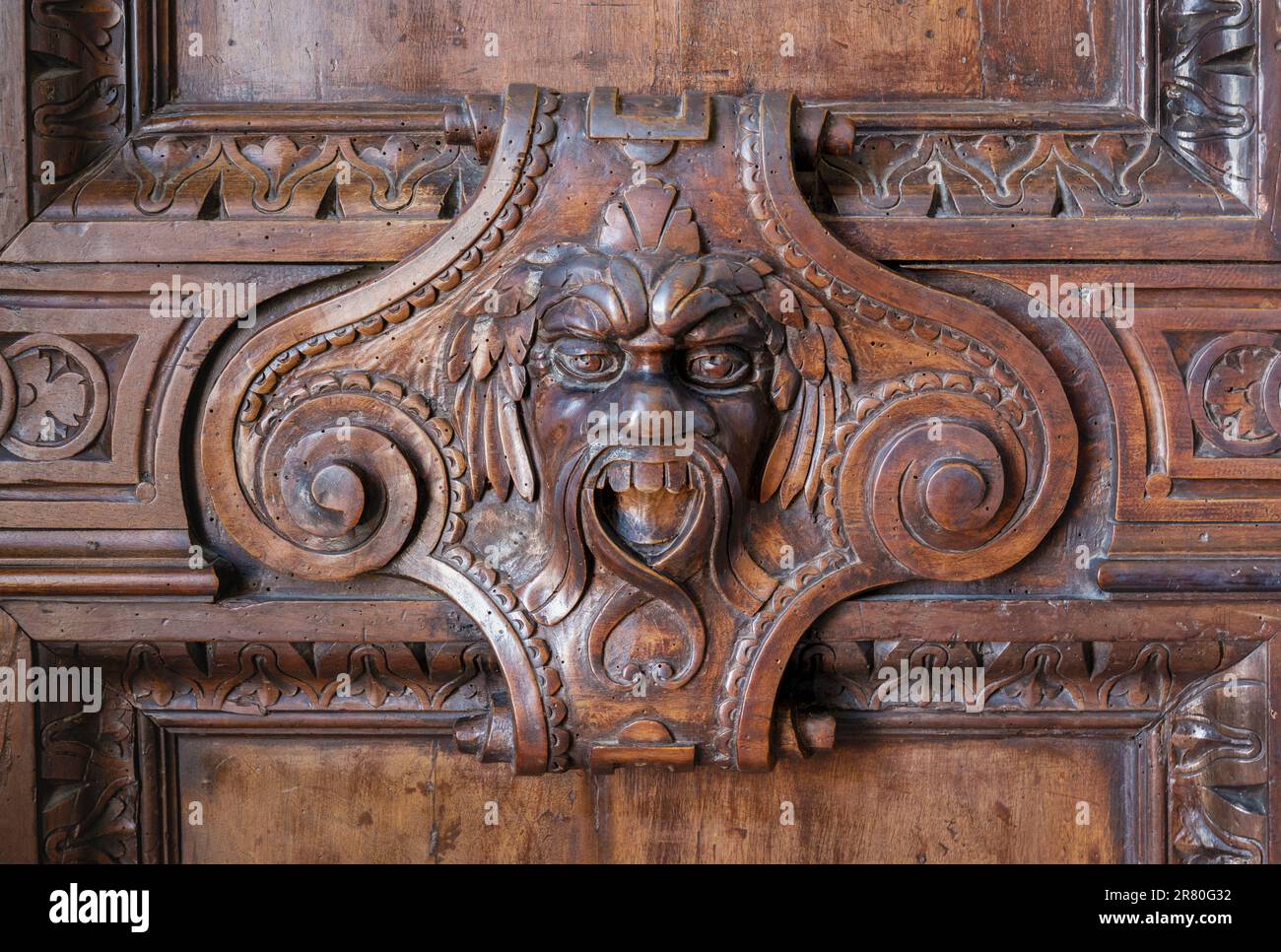 Facciata grottesca intagliata in legno nel Palazzo Ducale o Palazzo Ducale, Venezia, Italia. Venezia è patrimonio dell'umanità dell'UNESCO. Foto Stock
