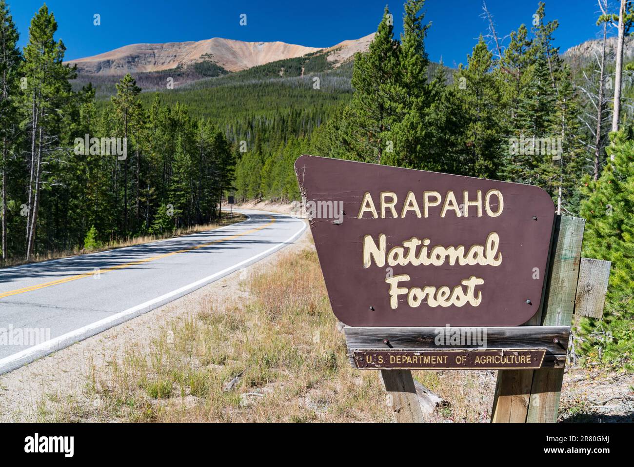 Cartello di benvenuto lungo la strada nella Foresta Nazionale di Arapaho in Colorado Foto Stock