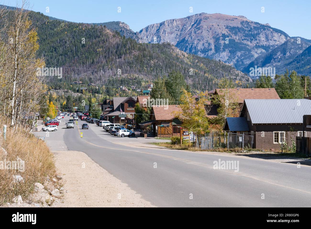 Grand Lake, Colorado - 25 settembre 2022: Grand Avenue entrando nella città di Grand Lake, Colorado Foto Stock