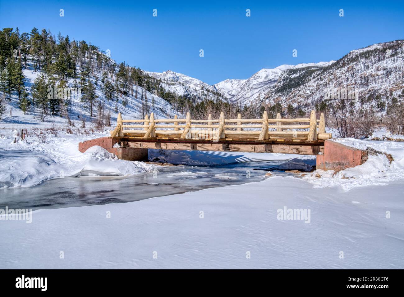 Neve invernale lungo il fiume Big Thompson nel Moraine Park nel Rocky Mountain National Park, Colorado Foto Stock
