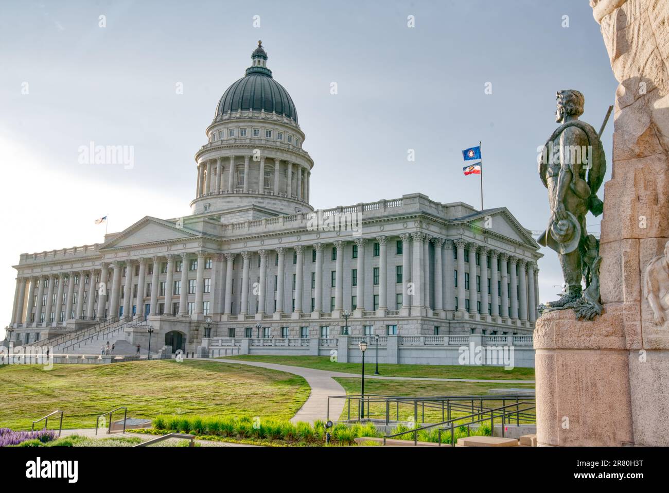 Salt Lake City, Utah - 23 maggio 2023: Edificio del Campidoglio dello Utah con il monumento a Battaglione Mormon in primo piano Foto Stock