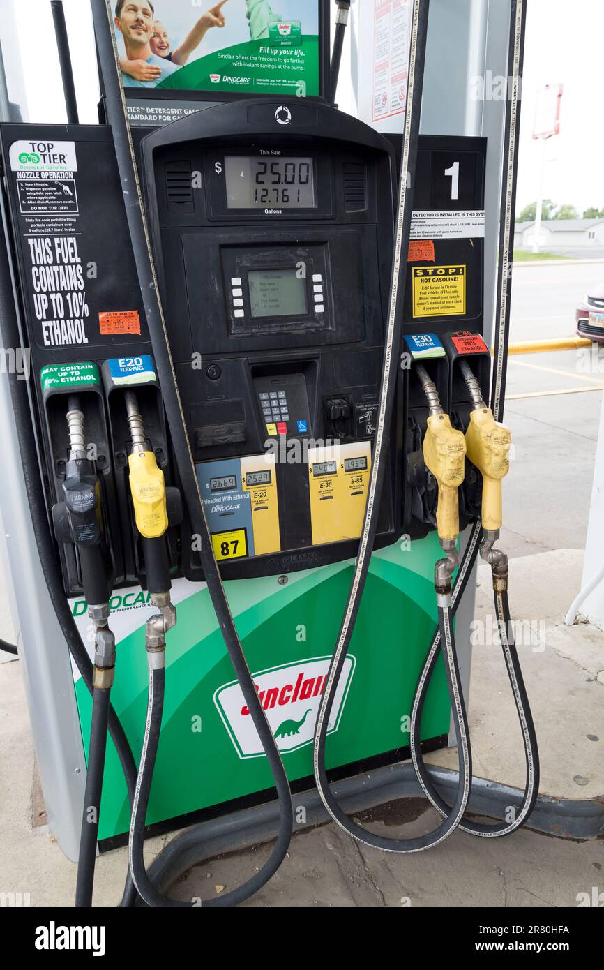 Stazione di servizio Dinocare Sinclair, pompa di alimentazione Flex, e-85 contenente etanolo al 70%, e-30 Flex-fuel. Foto Stock