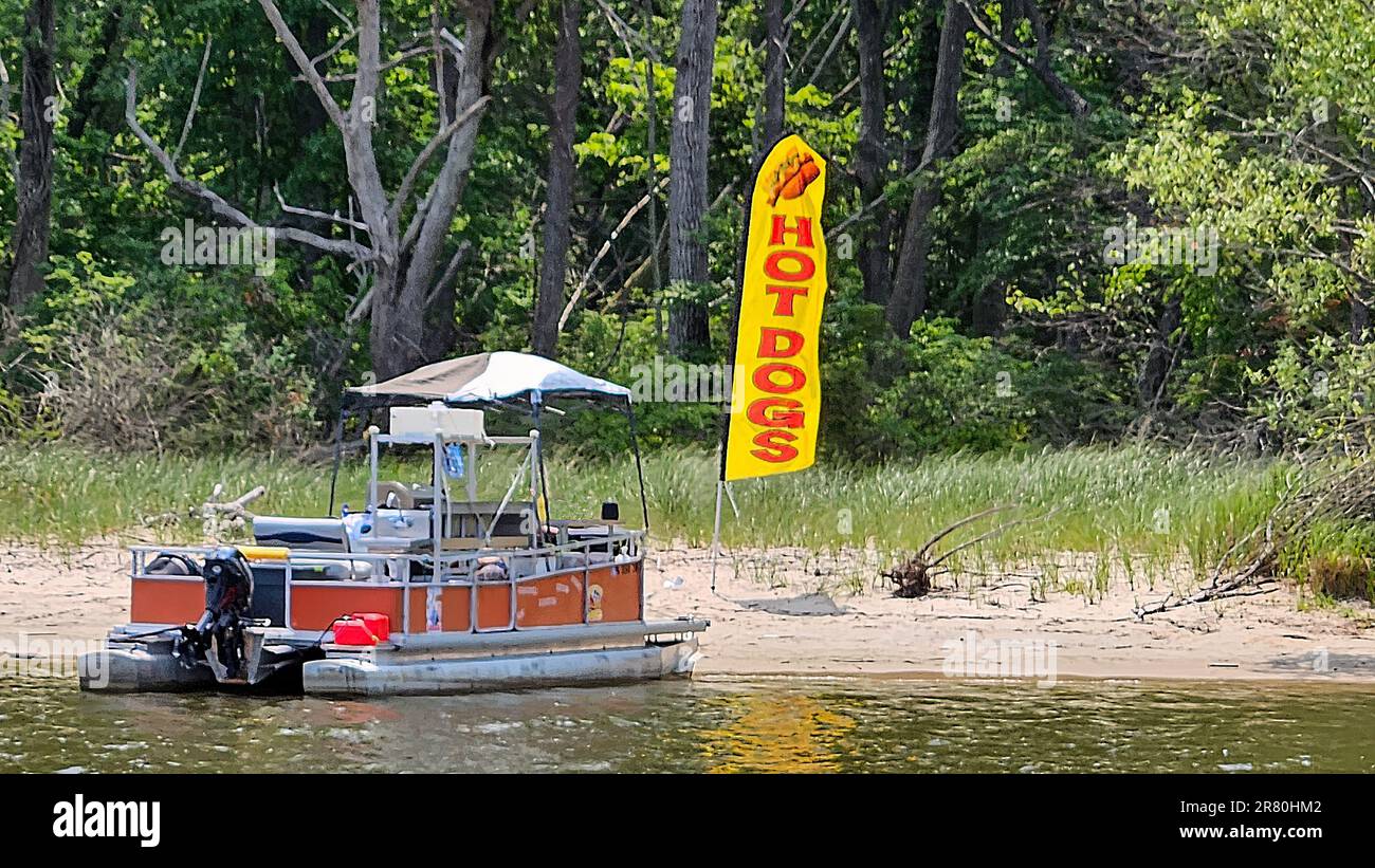 pontone barca con banner hot dog sulla spiaggia di insenatura Foto Stock