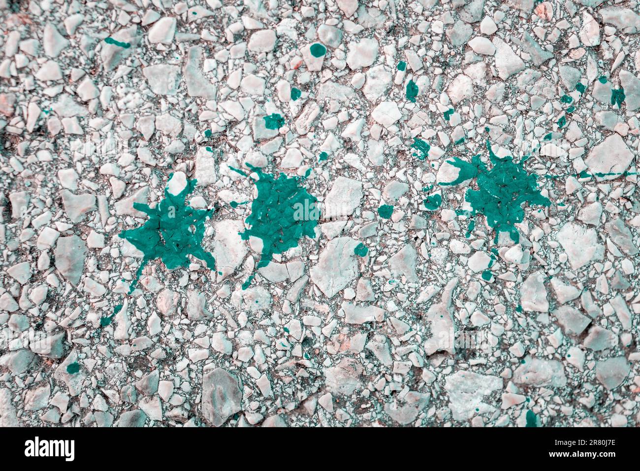 Spruzzi di colore verde sul terreno. Sfondo, spazio di copia Foto Stock