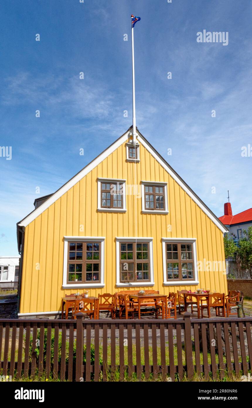 Casa nella città di Isafjordur nel Westfjords d'Islanda. Isafjordur, Fjord Isafjordur, Islanda - 21st luglio 2012 Foto Stock