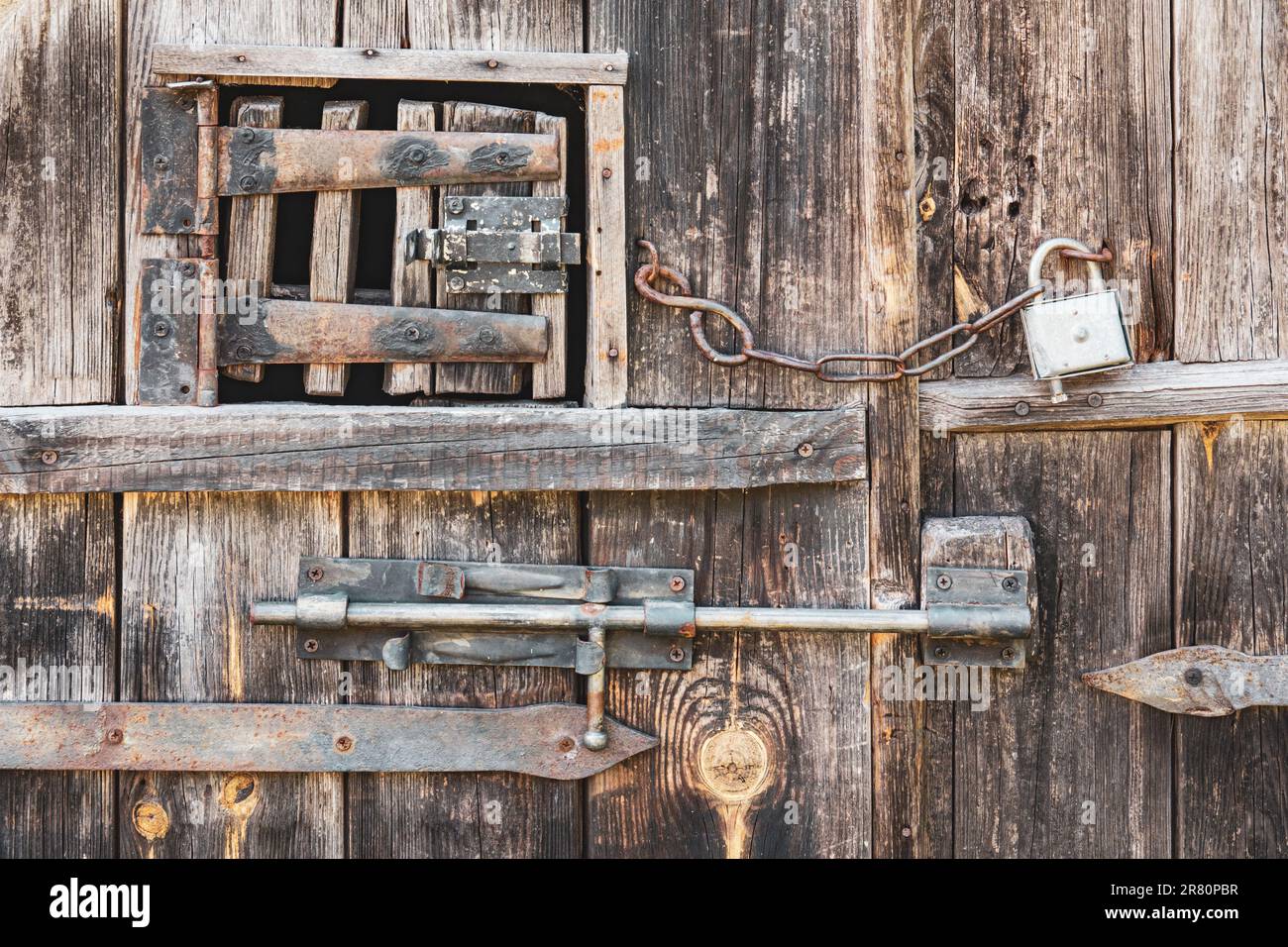 Serrature di porte di dépousting su porte rustiche di legno Foto Stock