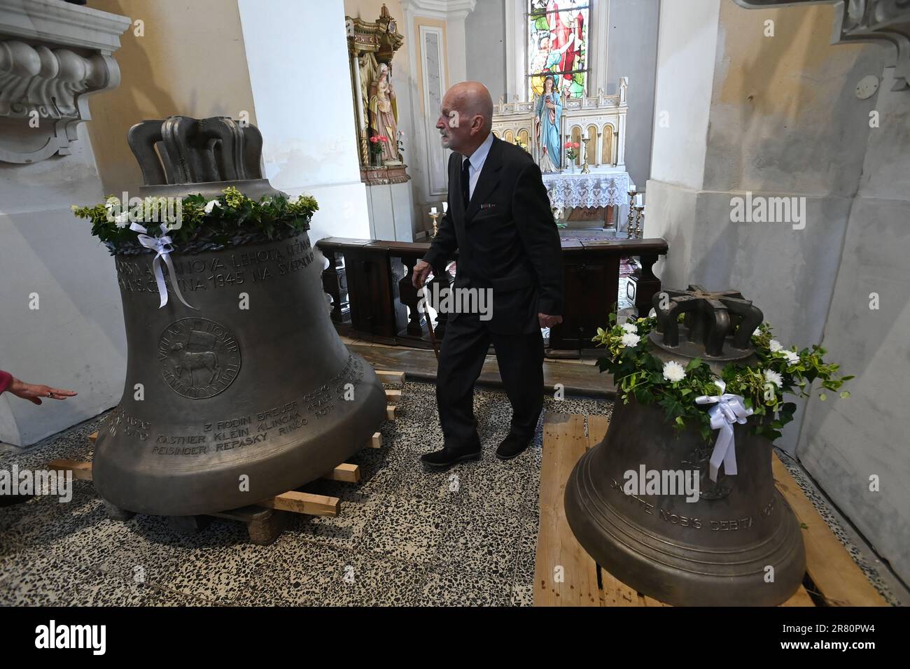 Cerimonia di benvenuto di due nuove campane per St. Lawrence Church a Prerov, Repubblica Ceca, 18 giugno 2023. Le campane originali furono richieste nel 1943 durante la seconda guerra mondiale Le due nuove campane, il 1800kg° Giovanni Paolo II e il 400kg° Francesco d'Assisi, sono state lanciate dal laboratorio campanaria di Rudolf Perner a Passau. La campana di Giovanni Paolo II riporta i nomi dei bambini vittime del massacro della Chance svedese subito dopo la fine della seconda guerra mondiale Il lancio delle nuove campane è stato avviato dalla Prerov Bells of Reconciliation Association. (Foto CTK/ludek Perina) Foto Stock