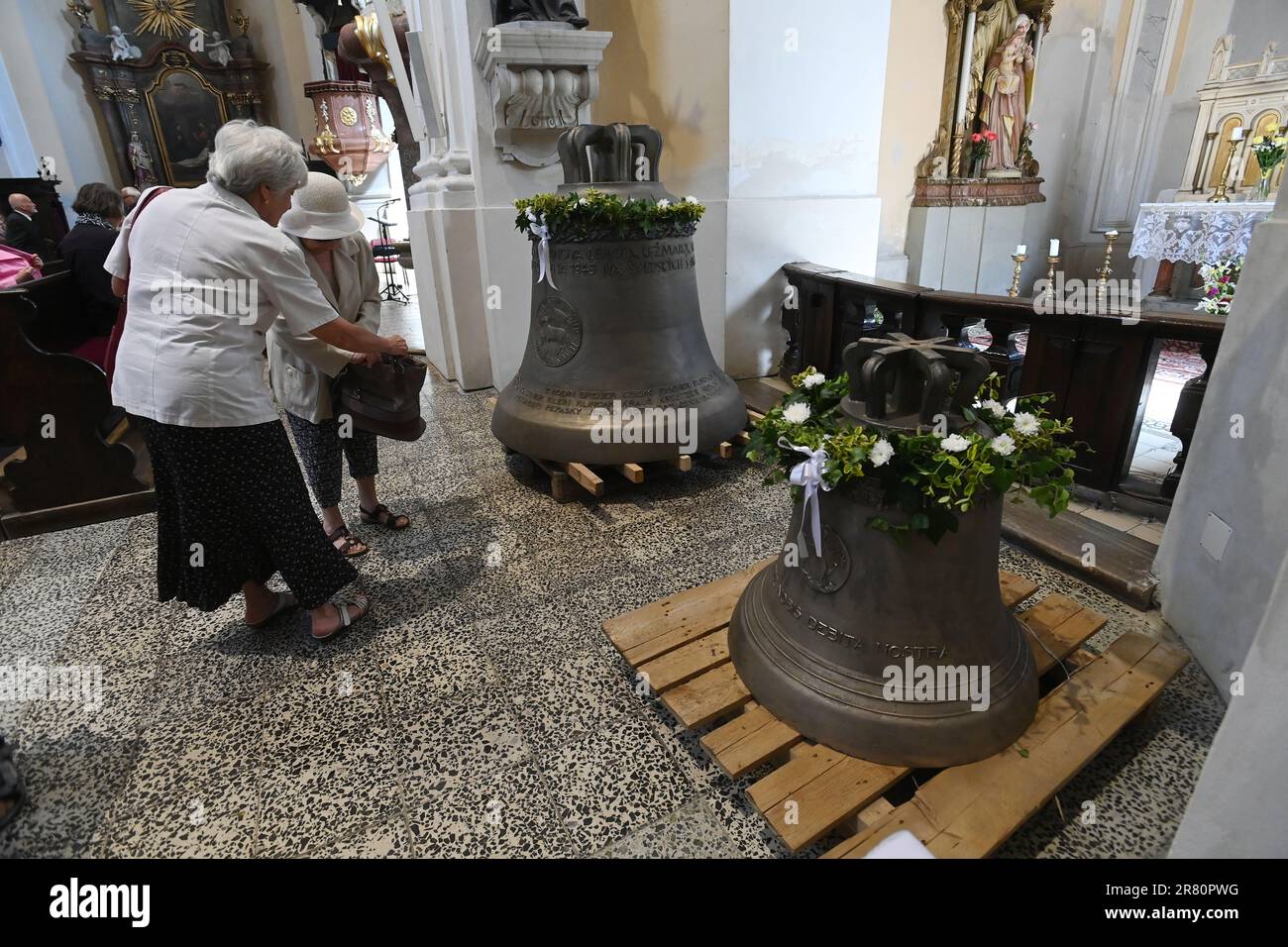 Cerimonia di benvenuto di due nuove campane per St. Lawrence Church a Prerov, Repubblica Ceca, 18 giugno 2023. Le campane originali furono richieste nel 1943 durante la seconda guerra mondiale Le due nuove campane, il 1800kg° Giovanni Paolo II e il 400kg° Francesco d'Assisi, sono state lanciate dal laboratorio campanaria di Rudolf Perner a Passau. La campana di Giovanni Paolo II riporta i nomi dei bambini vittime del massacro della Chance svedese subito dopo la fine della seconda guerra mondiale Il lancio delle nuove campane è stato avviato dalla Prerov Bells of Reconciliation Association. (Foto CTK/ludek Perina) Foto Stock