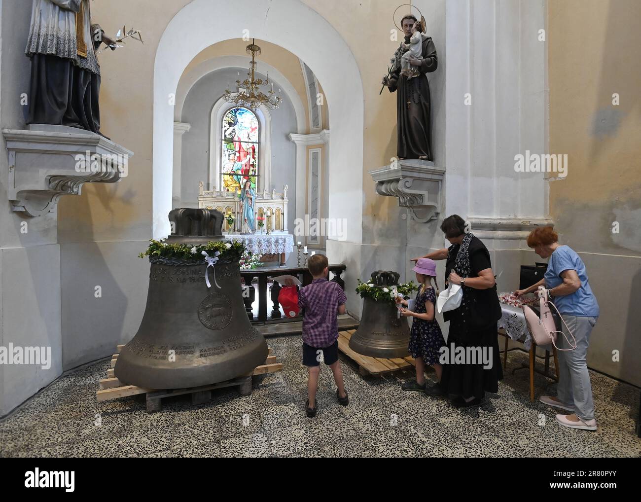 Cerimonia di benvenuto di due nuove campane per St. Lawrence Church a Prerov, Repubblica Ceca, 18 giugno 2023. Le campane originali furono richieste nel 1943 durante la seconda guerra mondiale Le due nuove campane, il 1800kg° Giovanni Paolo II e il 400kg° Francesco d'Assisi, sono state lanciate dal laboratorio campanaria di Rudolf Perner a Passau. La campana di Giovanni Paolo II riporta i nomi dei bambini vittime del massacro della Chance svedese subito dopo la fine della seconda guerra mondiale Il lancio delle nuove campane è stato avviato dalla Prerov Bells of Reconciliation Association. (Foto CTK/ludek Perina) Foto Stock