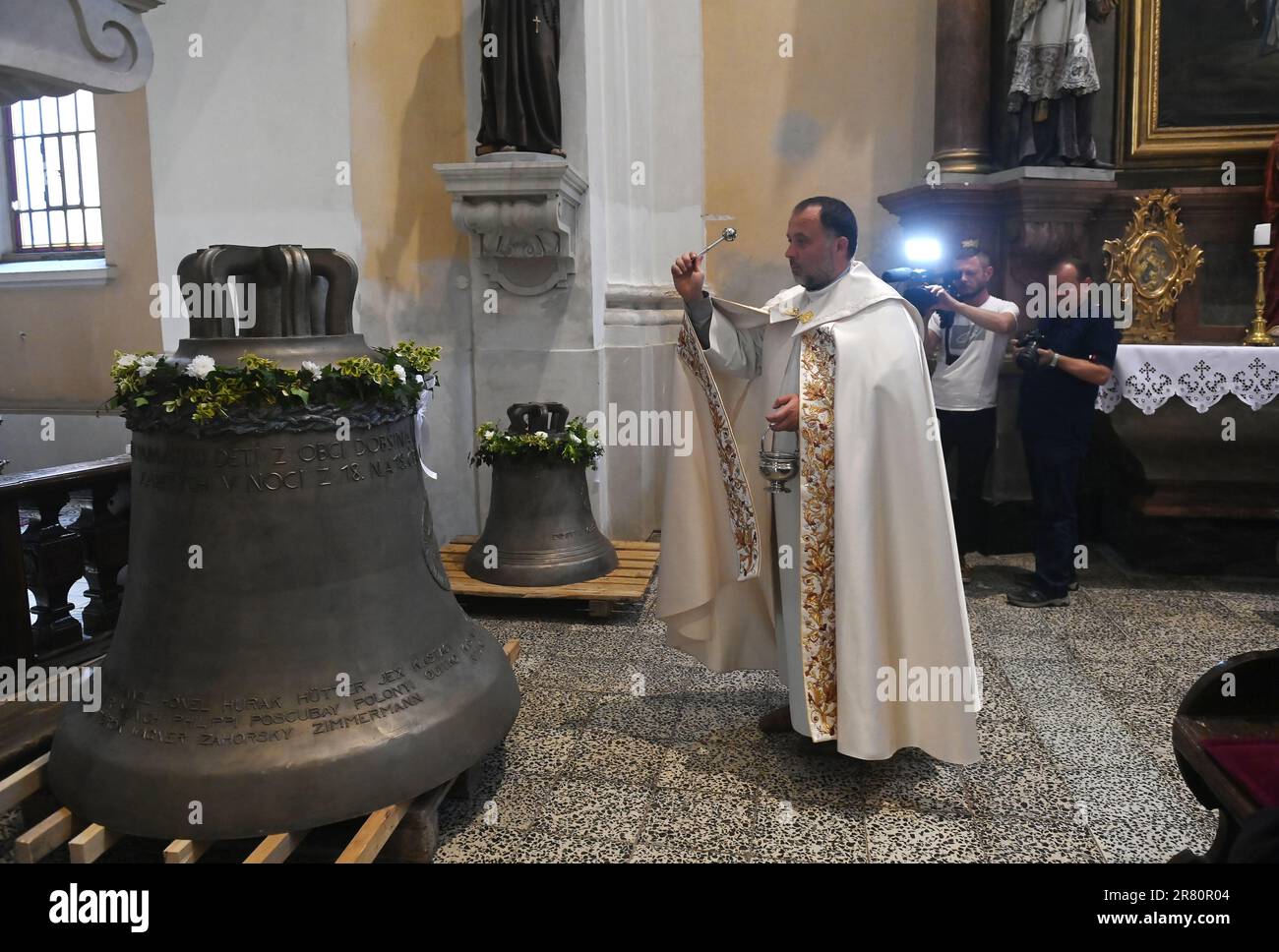 Cerimonia di benvenuto di due nuove campane per St. Lawrence Church a Prerov, Repubblica Ceca, 18 giugno 2023. Le campane originali furono richieste nel 1943 durante la seconda guerra mondiale Le due nuove campane, il 1800kg° Giovanni Paolo II e il 400kg° Francesco d'Assisi, sono state lanciate dal laboratorio campanaria di Rudolf Perner a Passau. La campana di Giovanni Paolo II riporta i nomi dei bambini vittime del massacro della Chance svedese subito dopo la fine della seconda guerra mondiale Il lancio delle nuove campane è stato avviato dalla Prerov Bells of Reconciliation Association. Dean Josef Rosenberg e presidente della Prerov Bells of Reconciliation Associa Foto Stock
