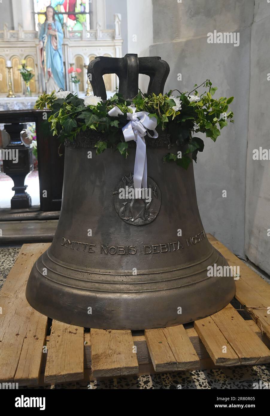 Cerimonia di benvenuto di due nuove campane per St. Lawrence Church a Prerov, Repubblica Ceca, 18 giugno 2023. Le campane originali furono richieste nel 1943 durante la seconda guerra mondiale Le due nuove campane, il 1800kg° Giovanni Paolo II e il 400kg° Francesco d'Assisi (nella foto), sono state lanciate dal laboratorio campanaria di Rudolf Perner a Passau. La campana di Giovanni Paolo II riporta i nomi dei bambini vittime del massacro della Chance svedese subito dopo la fine della seconda guerra mondiale Il lancio delle nuove campane è stato avviato dalla Prerov Bells of Reconciliation Association. (Foto CTK/ludek Perina) Foto Stock