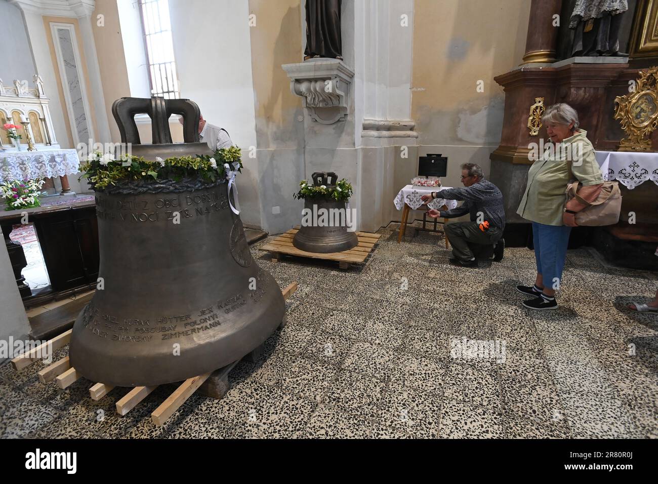 Cerimonia di benvenuto di due nuove campane per St. Lawrence Church a Prerov, Repubblica Ceca, 18 giugno 2023. Le campane originali furono richieste nel 1943 durante la seconda guerra mondiale Le due nuove campane, il 1800kg° Giovanni Paolo II e il 400kg° Francesco d'Assisi, sono state lanciate dal laboratorio campanaria di Rudolf Perner a Passau. La campana di Giovanni Paolo II riporta i nomi dei bambini vittime del massacro della Chance svedese subito dopo la fine della seconda guerra mondiale Il lancio delle nuove campane è stato avviato dalla Prerov Bells of Reconciliation Association. (Foto CTK/ludek Perina) Foto Stock