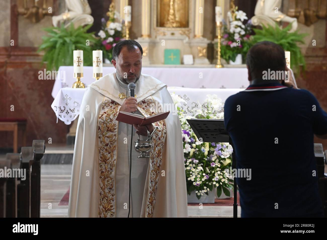 Cerimonia di benvenuto di due nuove campane per St. Lawrence Church a Prerov, Repubblica Ceca, 18 giugno 2023. Le campane originali furono richieste nel 1943 durante la seconda guerra mondiale Le due nuove campane, il 1800kg° Giovanni Paolo II e il 400kg° Francesco d'Assisi, sono state lanciate dal laboratorio campanaria di Rudolf Perner a Passau. La campana di Giovanni Paolo II riporta i nomi dei bambini vittime del massacro della Chance svedese subito dopo la fine della seconda guerra mondiale Il lancio delle nuove campane è stato avviato dalla Prerov Bells of Reconciliation Association. Dean Josef Rosenberg e presidente della Prerov Bells of Reconciliation Associa Foto Stock
