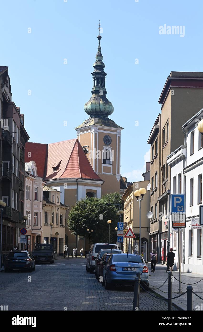 Cerimonia di benvenuto di due nuove campane per St. Lawrence Church a Prerov, Repubblica Ceca, 18 giugno 2023. Le campane originali furono richieste nel 1943 durante la seconda guerra mondiale Le due nuove campane, il 1800kg° Giovanni Paolo II e il 400kg° Francesco d'Assisi, sono state lanciate dal laboratorio campanaria di Rudolf Perner a Passau. La campana di Giovanni Paolo II riporta i nomi dei bambini vittime del massacro della Chance svedese subito dopo la fine della seconda guerra mondiale Il lancio delle nuove campane è stato avviato dalla Prerov Bells of Reconciliation Association. (Foto CTK/ludek Perina) Foto Stock