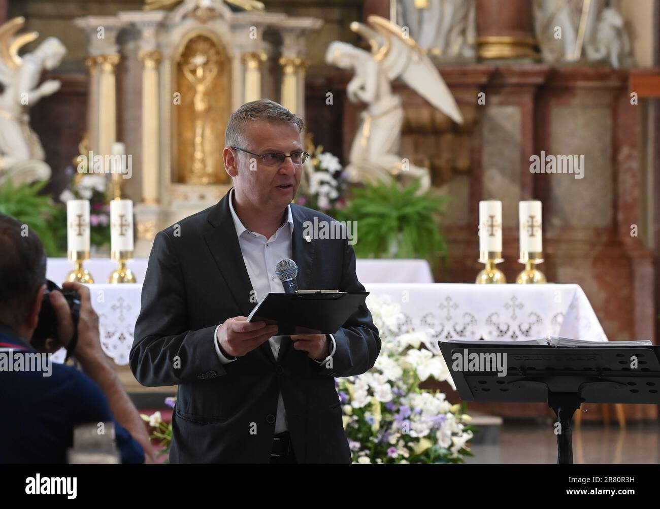 Cerimonia di benvenuto di due nuove campane per St. Lawrence Church a Prerov, Repubblica Ceca, 18 giugno 2023. Le campane originali furono richieste nel 1943 durante la seconda guerra mondiale Le due nuove campane, il 1800kg° Giovanni Paolo II e il 400kg° Francesco d'Assisi, sono state lanciate dal laboratorio campanaria di Rudolf Perner a Passau. La campana di Giovanni Paolo II riporta i nomi dei bambini vittime del massacro della Chance svedese subito dopo la fine della seconda guerra mondiale Il lancio delle nuove campane è stato avviato dalla Prerov Bells of Reconciliation Association. Petr Merinsky, vicepresidente della Prerov Bells of Reconciliation Associatio Foto Stock