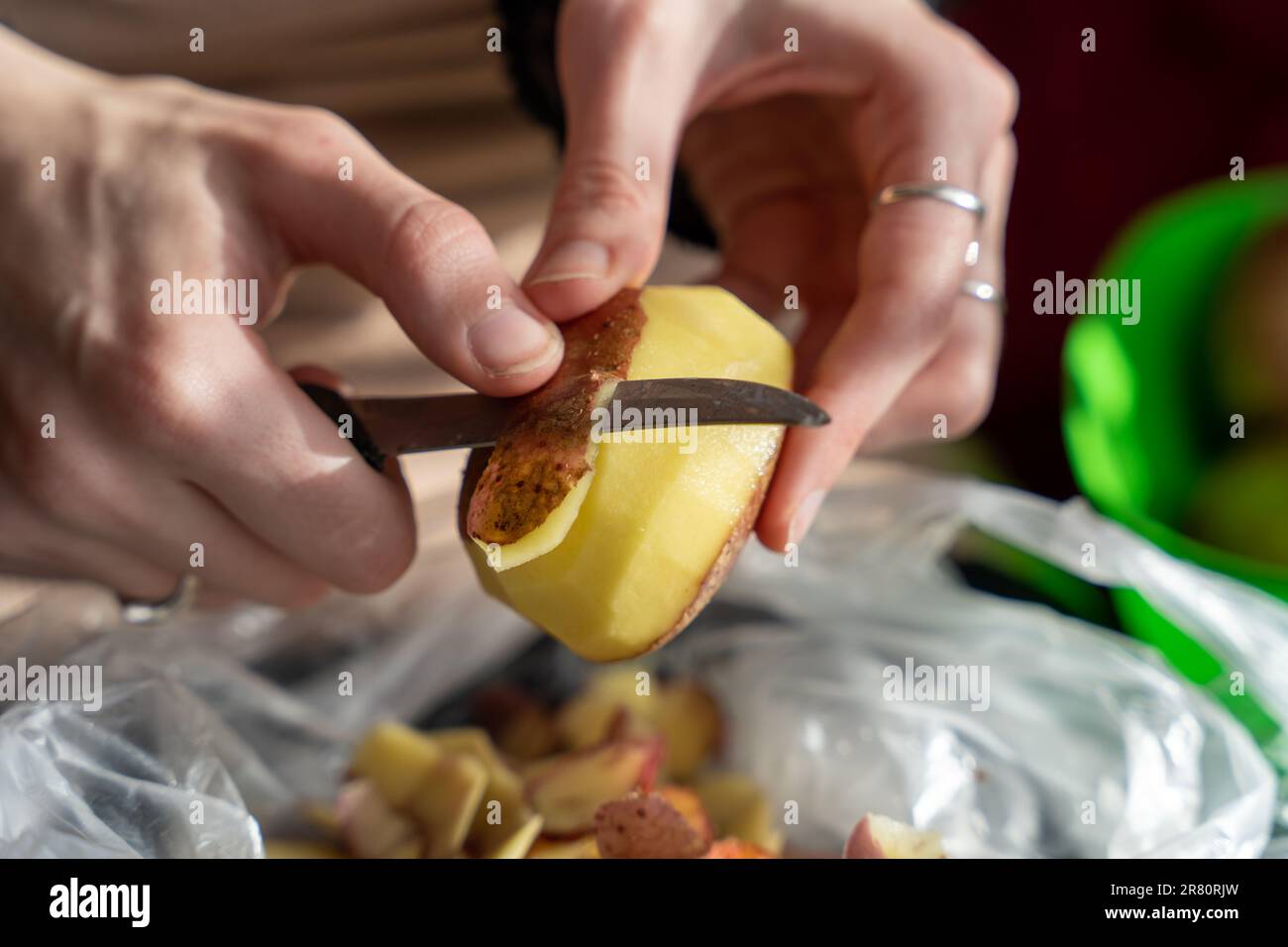 Donna sbucciare una patata immagini e fotografie stock ad alta risoluzione  - Alamy