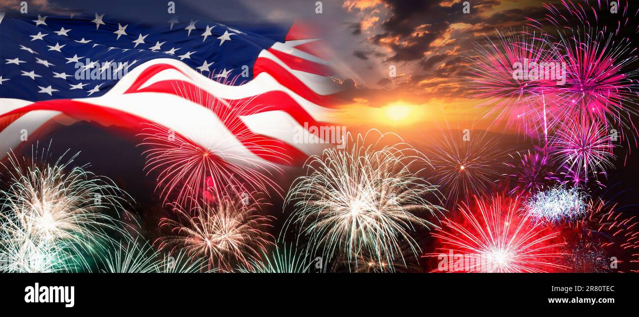 Bandiera degli Stati Uniti su sfondo fuochi d'artificio. 4th luglio Independence Day, Patriotic Holiday, Celebration Concept Foto Stock