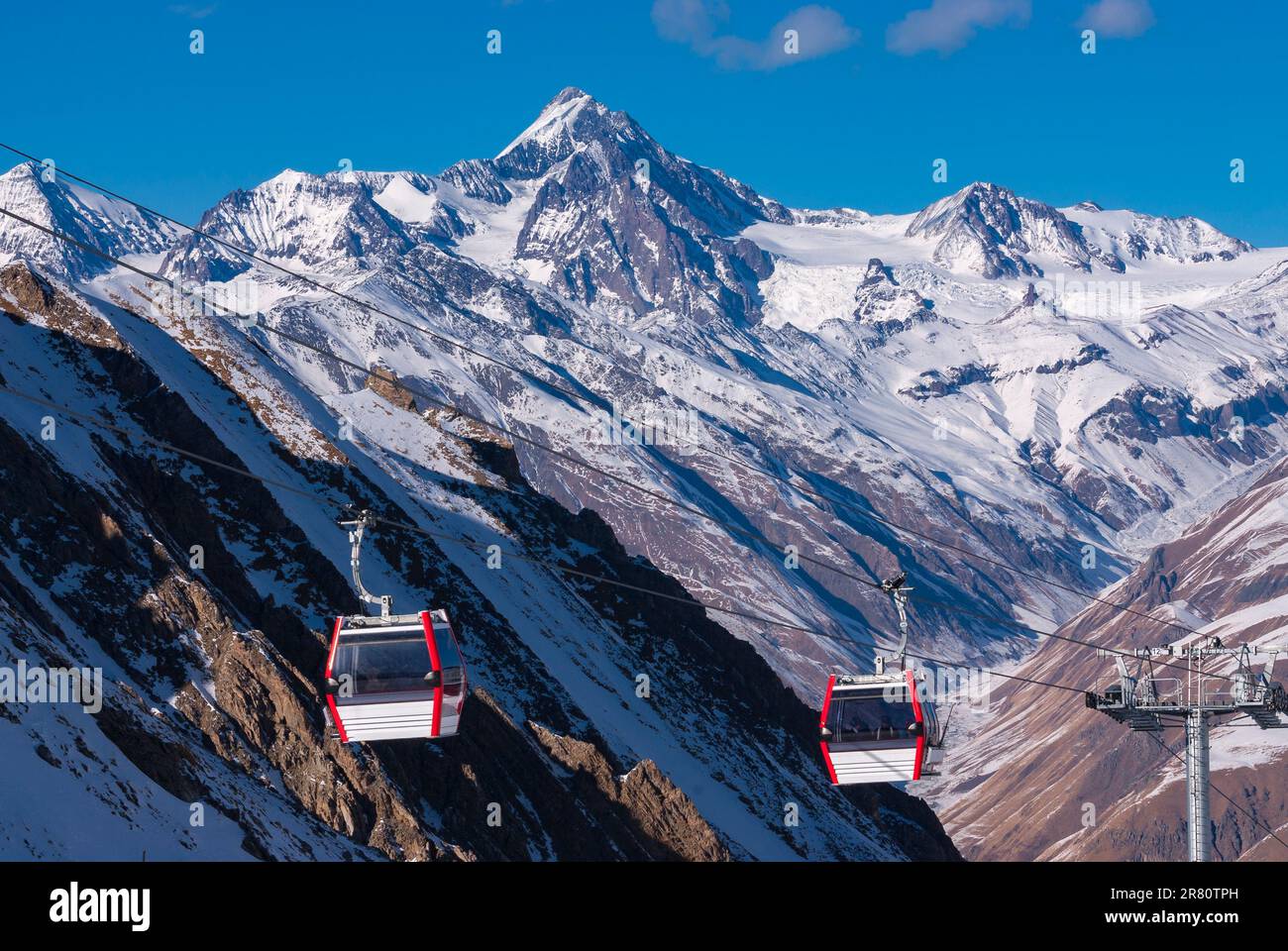 Kobi è un villaggio di Stepantsminda, mentre Gudauri è una stazione sciistica situata sull'altopiano rivolto a sud della catena montuosa Del Caucaso Maggiore Foto Stock