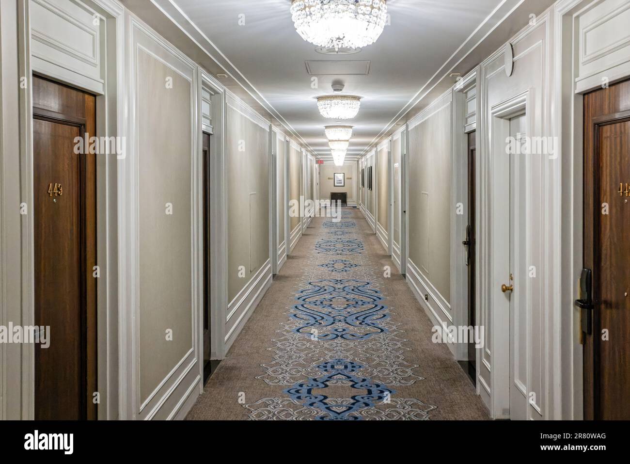 Corridoio all'interno del Fairmont Hotel, Vancouver, British Columbia, Canada, il 2 giugno 2023 Foto Stock