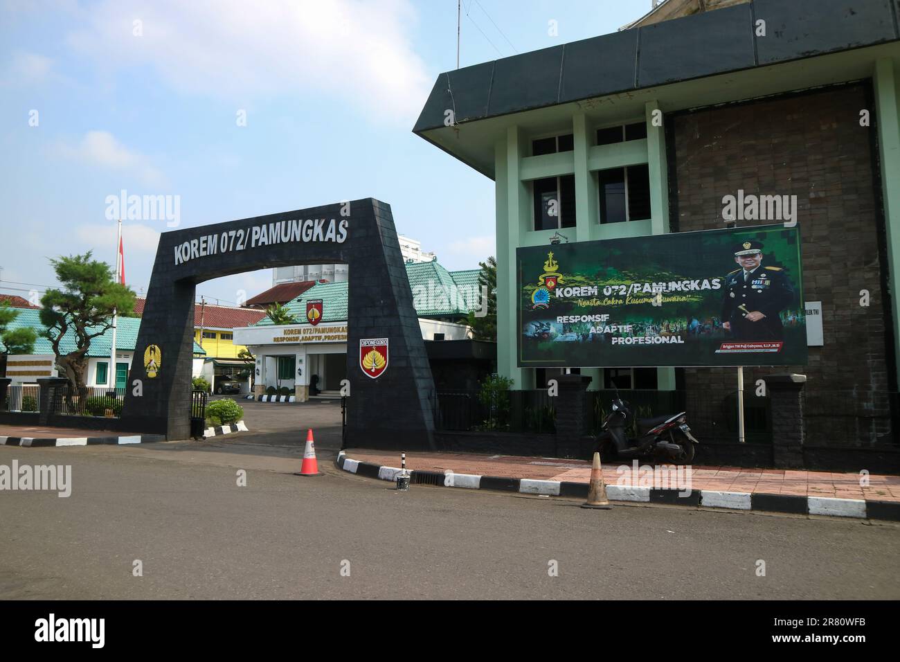 Komando Resor Militer (Korem) 072 pamungka in via Reksobayan, Yogyakarta, Indonesia. 20 marzo 2023 Foto Stock