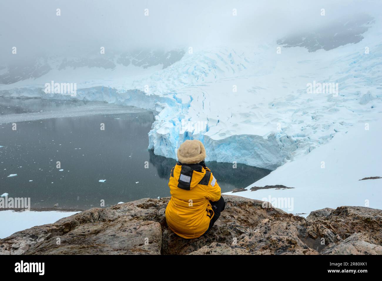 esploratore antartico che riposa e contempla il vasto paesaggio antartico. Foto Stock