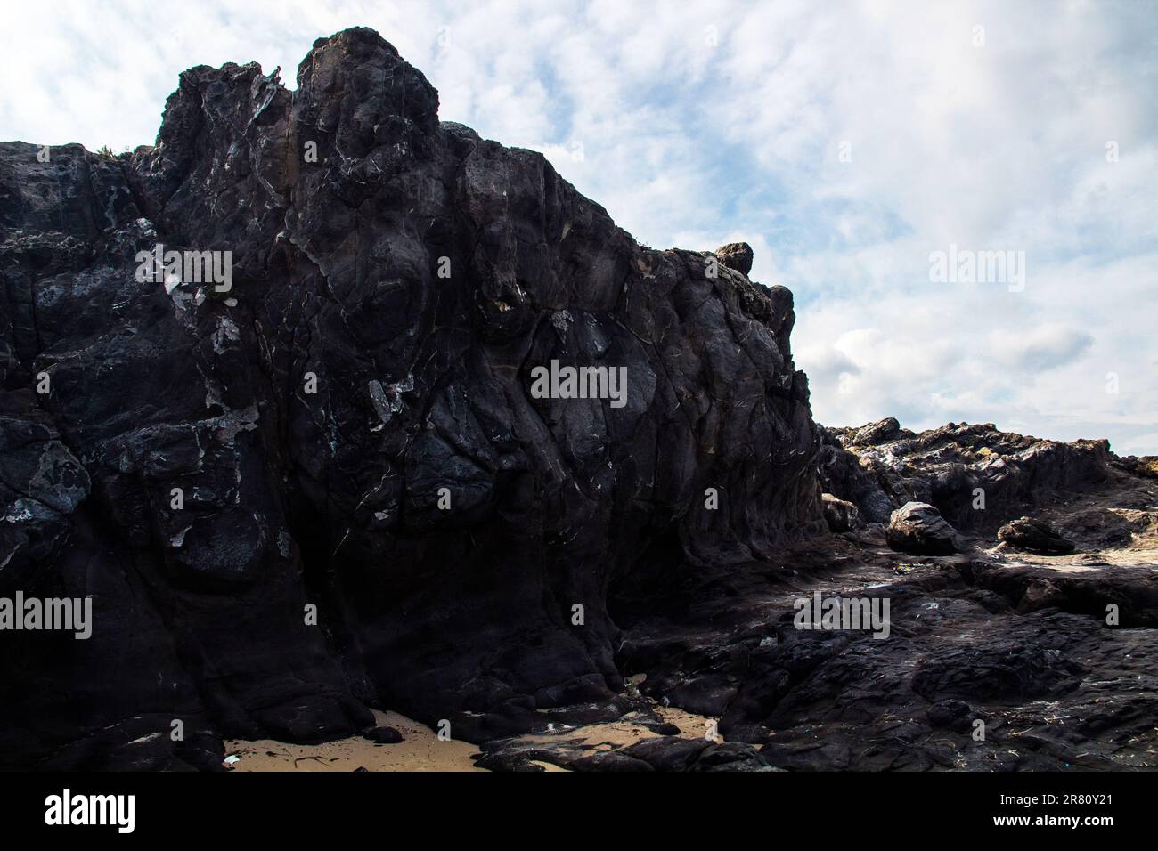 Black Rocks sulla spiaggia deserta di Cap Bon, Korbous, Tunisi Foto Stock