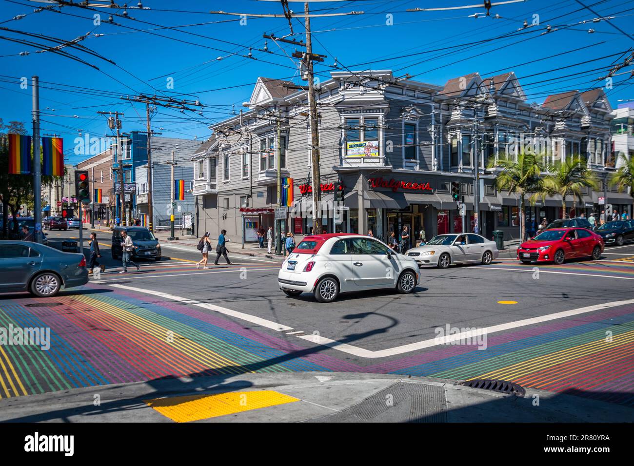 Incrocio con arcobaleno nel quartiere di Castro, San Francisco, California Foto Stock
