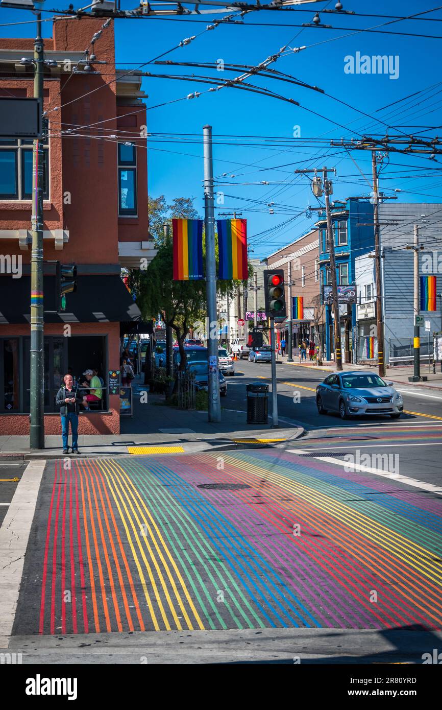 Rainbow attraversando Street nel quartiere di Castro, San Francisco, California Foto Stock