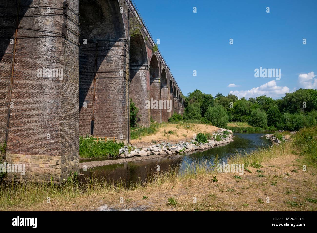 Viadotto ferroviario sul fiume Tame a Reddish vale Country Park, Stockport, Greater Manchester, Inghilterra. Foto Stock