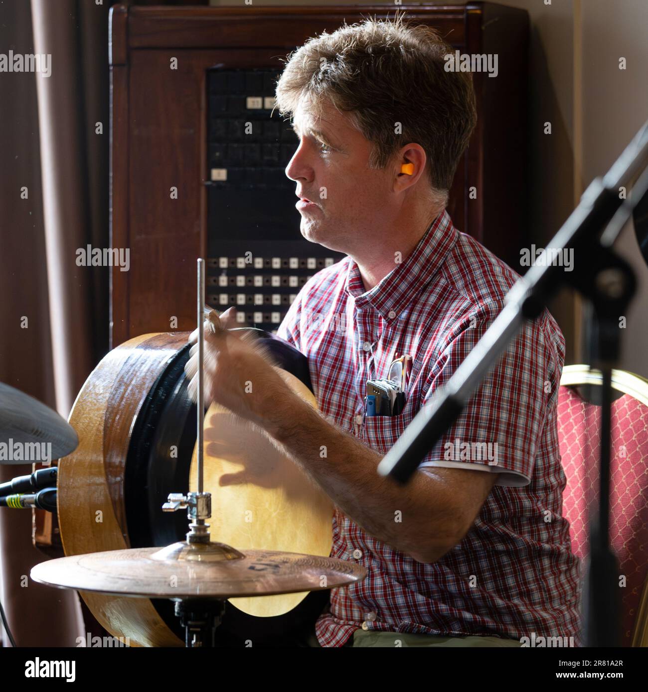 Uomo che gioca il Bodhran (tamburo irlandese) Foto Stock