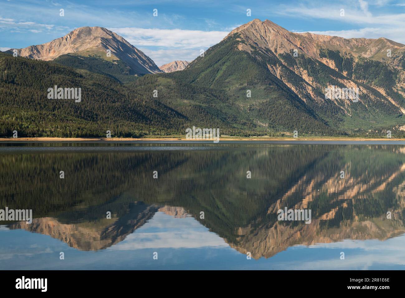 Riflessioni di 13.468 piedi Quail Mt. 13.939 piedi Monte Hope, 13.290 e 13.333 piedi Twin Peaks, e 13.783 piedi Rinker Peak che sale sopra le Twin Peaks. Foto Stock