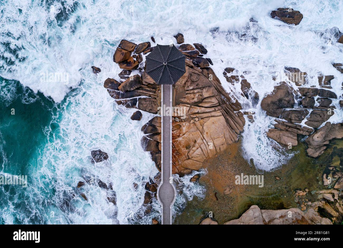 Spiaggia di Sokcho, provincia di Gangwon, Corea del Sud, Mare del Giappone - vista aerea del molo in stile pagoda - Parco Nazionale di Seoraksan Foto Stock