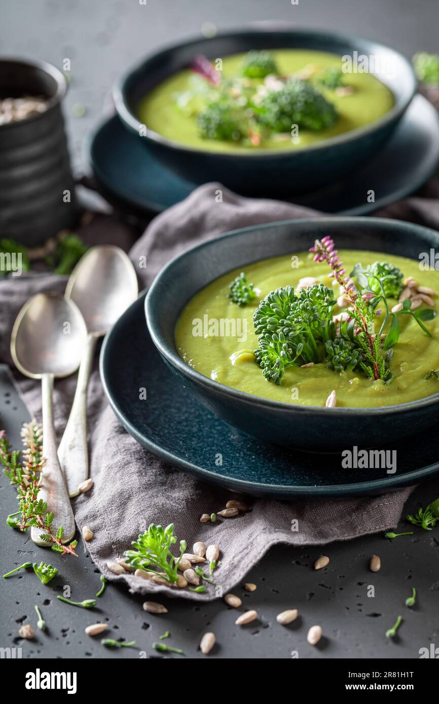Zuppa di broccoli vegani come antipasto fresco e sano. Zuppa vegana a base di verdure. Foto Stock