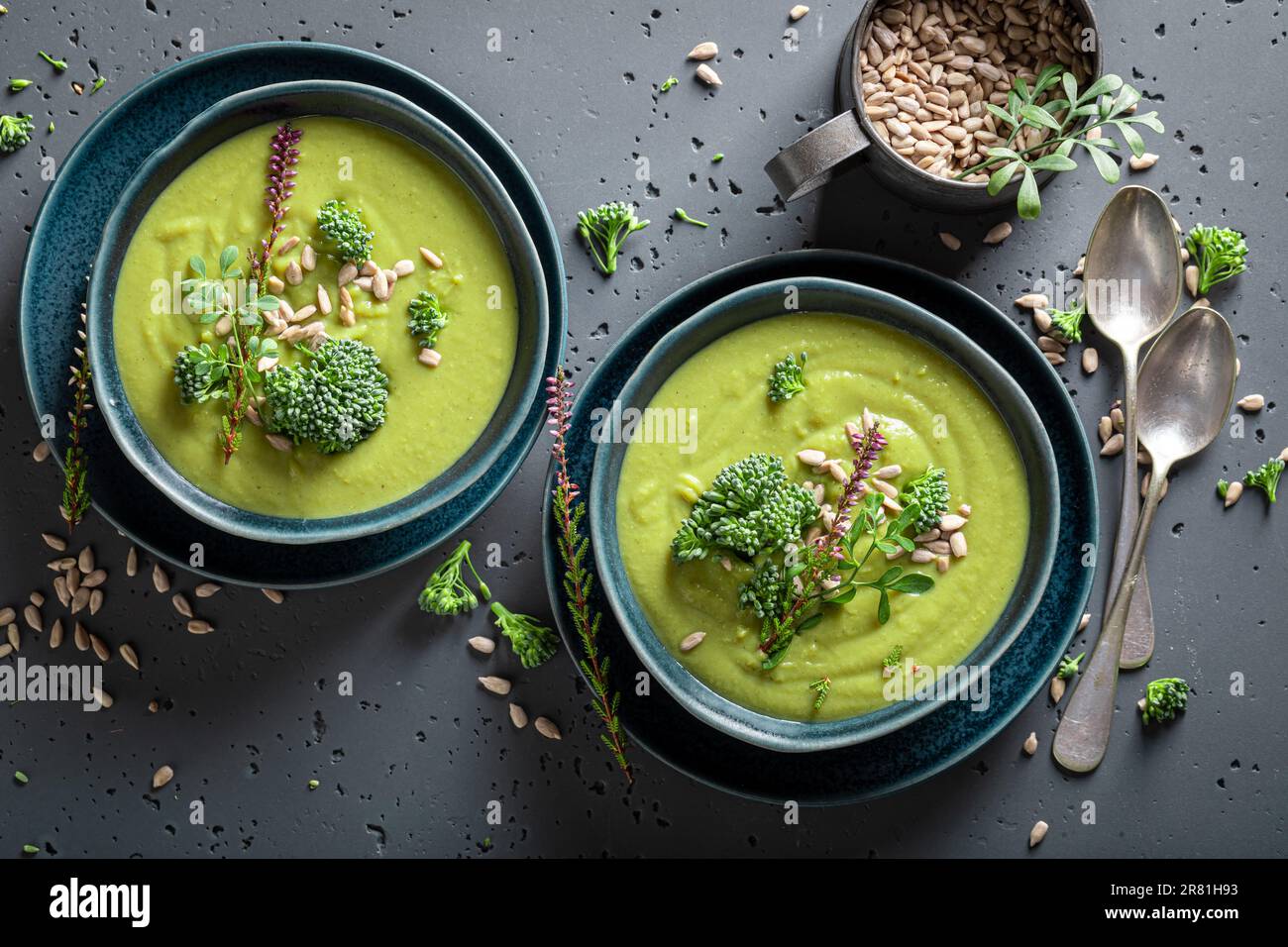 Zuppa vegana di broccoli con crema e semi di girasole. Zuppa vegana a base di verdure. Foto Stock