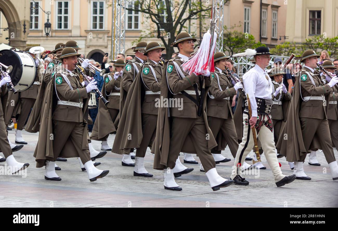 CRACOVIA, POLONIA - 13 MAGGIO 2023: Soldati sulla piazza principale durante la Giornata dell'uguaglianza. Foto Stock