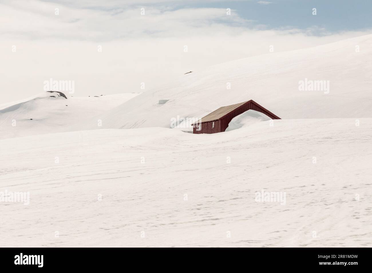 Cottage di legno sotto la neve - Norvegia. Strada 55 per passare più alta. Foto Stock