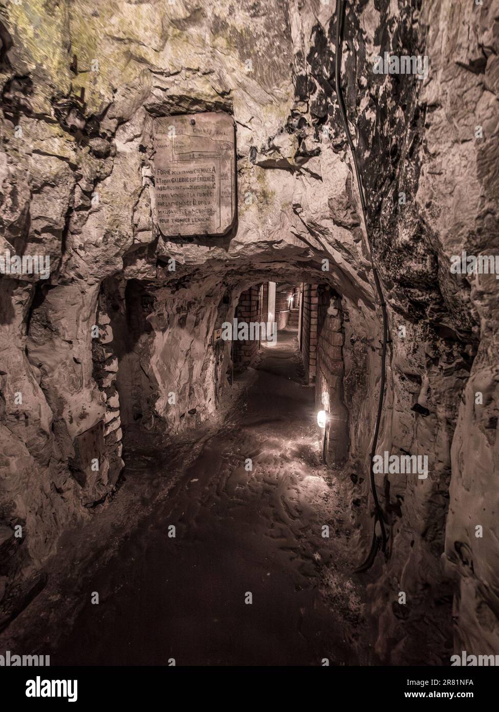 Questa immagine con il cartello di direzione è di uno dei molti passaggi del museo medievale sotterraneo della città di la Cite Souterraine de Naours Foto Stock